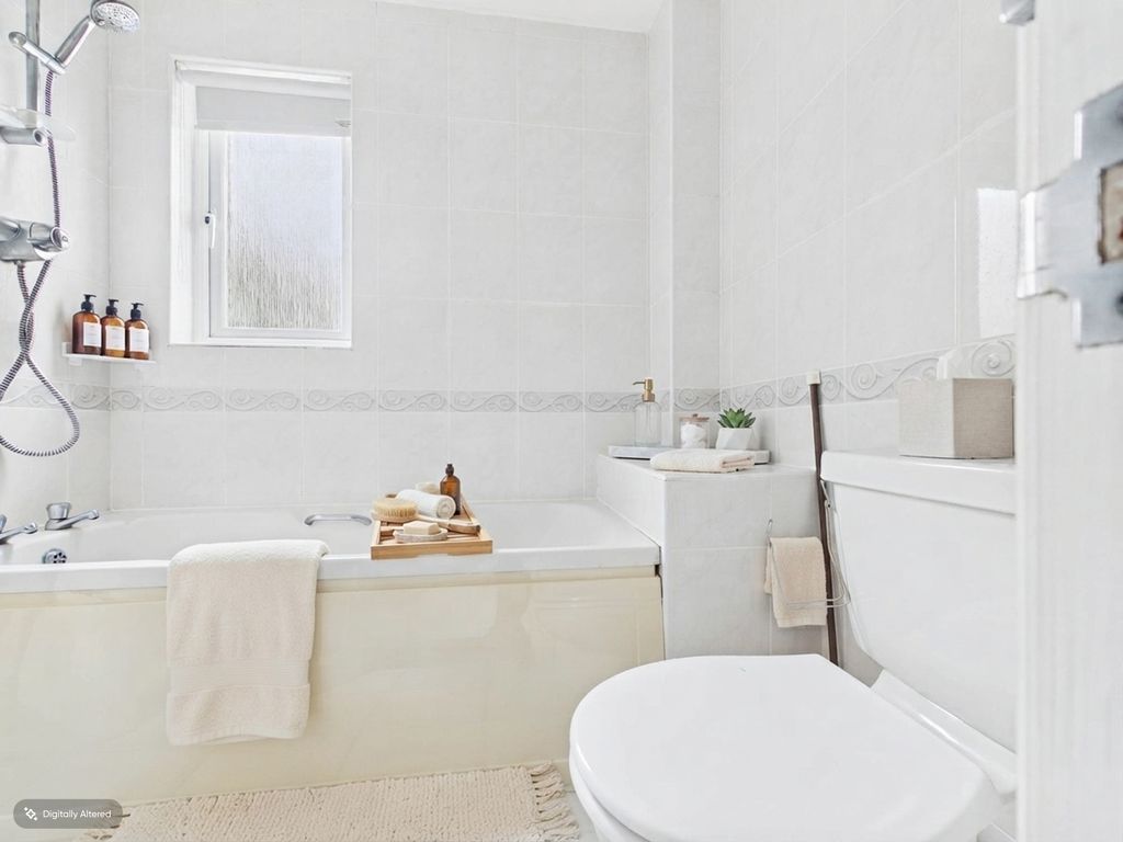 Property photo 3 of 9 Bathroom