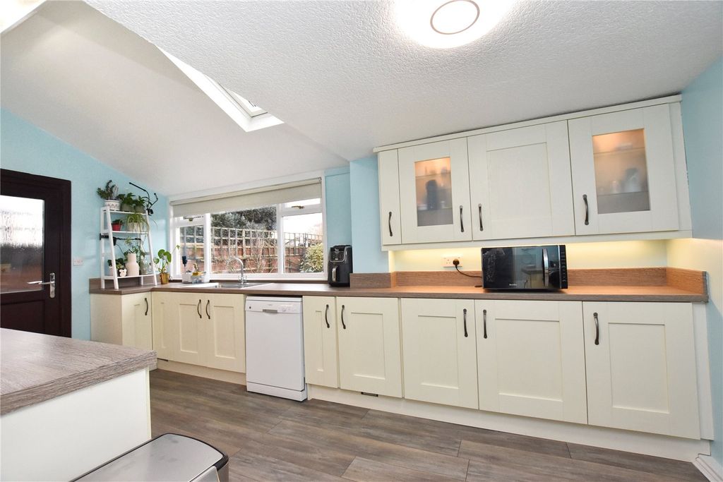 Property photo 2 of 28 Picture No. 12