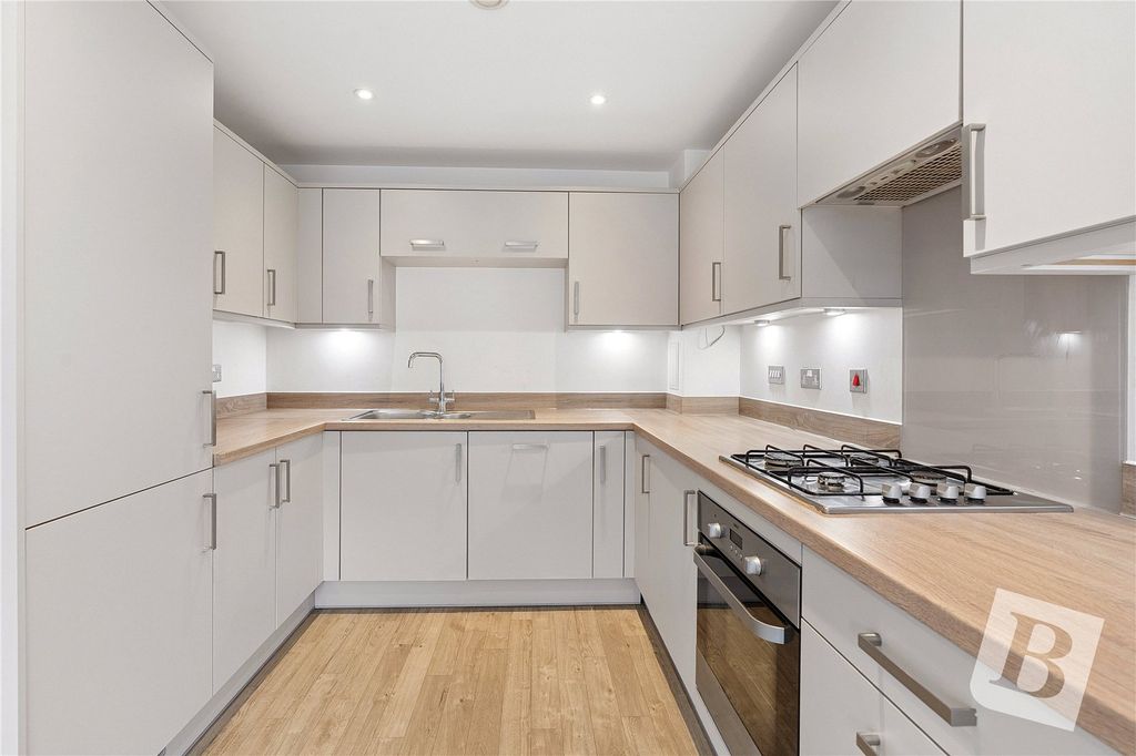 Property photo 3 of 17 Kitchen