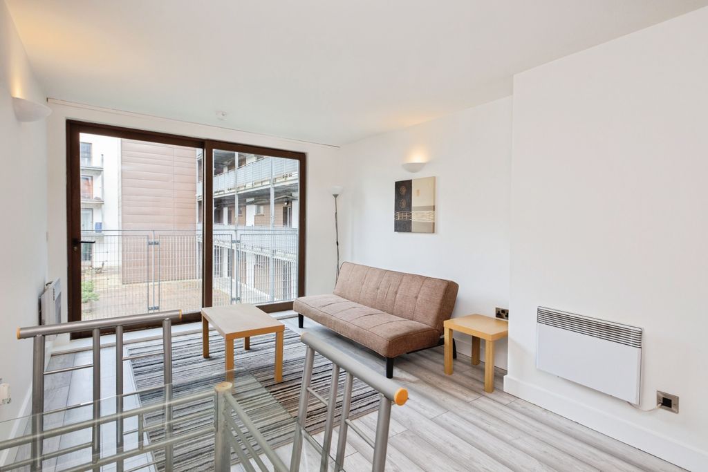 Property photo 3 of 11 Lounge