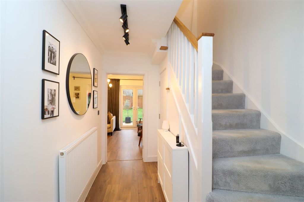 Property photo 3 of 16 Entrance Hall