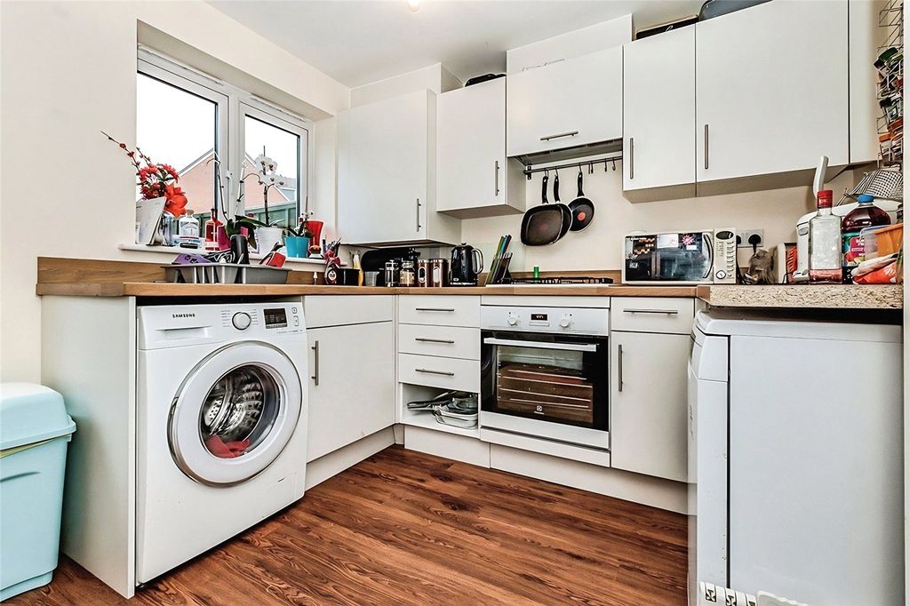 Property photo 3 of 8 Kitchen