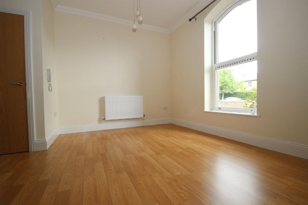 Property photo 3 of 7 .