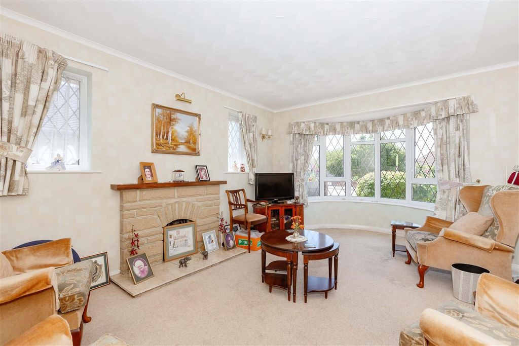 Property photo 3 of 16 Frobisher Close.Jpg