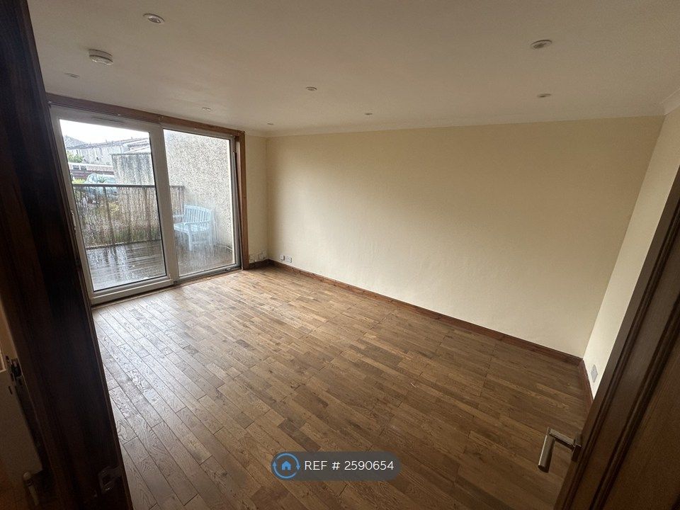 Property photo 1 of 10 Livingroom