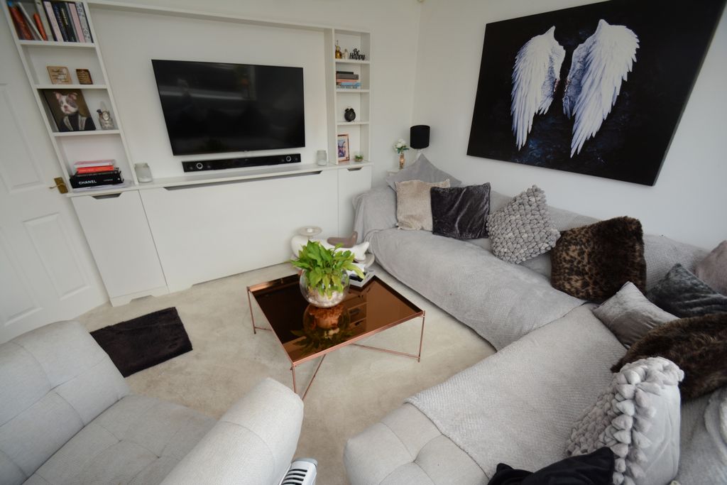 Property photo 2 of 9 Lounge