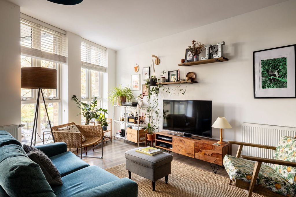 Property photo 1 of 14 Braid Court, E3