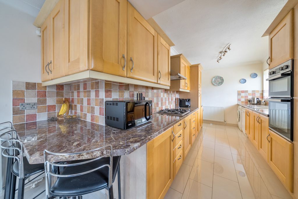 Property photo 3 of 18 1331665-12-6891d6...