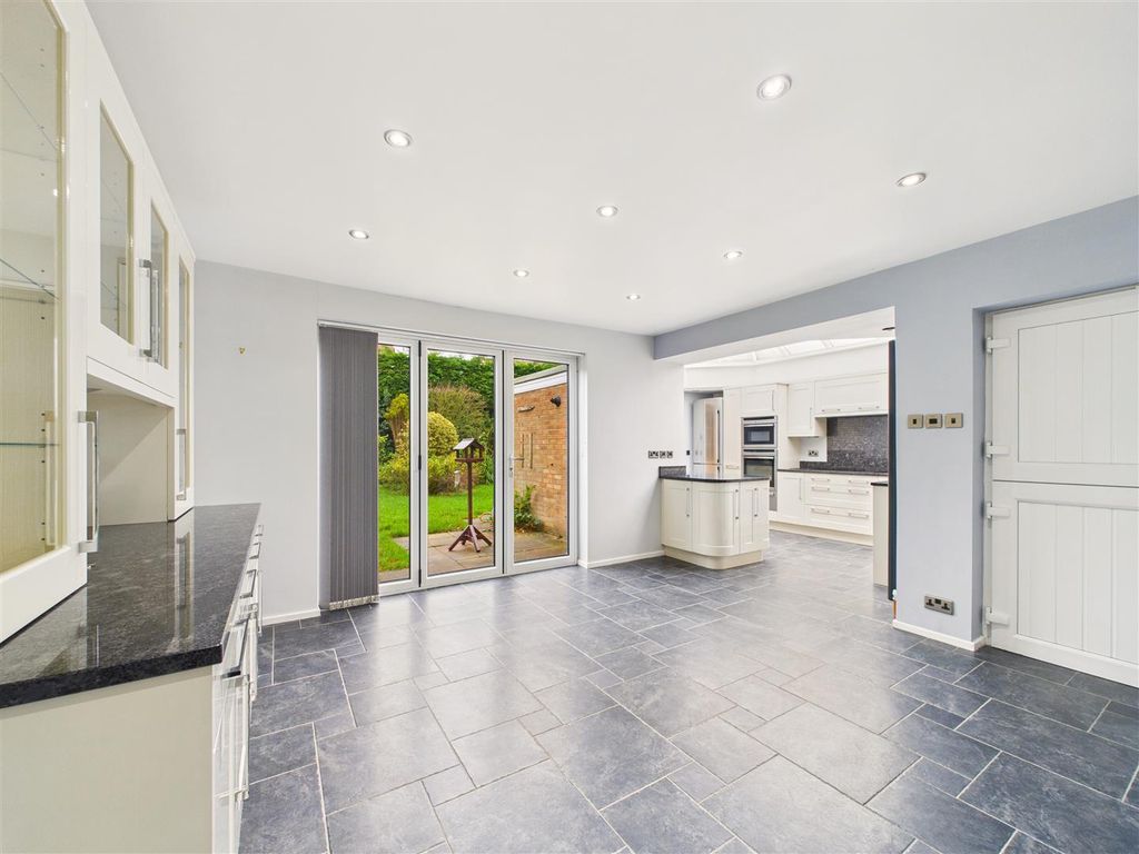 Property photo 2 of 22 Cam03303G0-Pr0280-Still016.Jpg