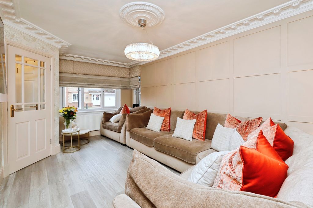 Property photo 2 of 32 Lounge