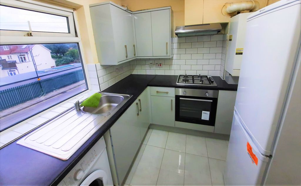 Property photo 2 of 6 Kitchen