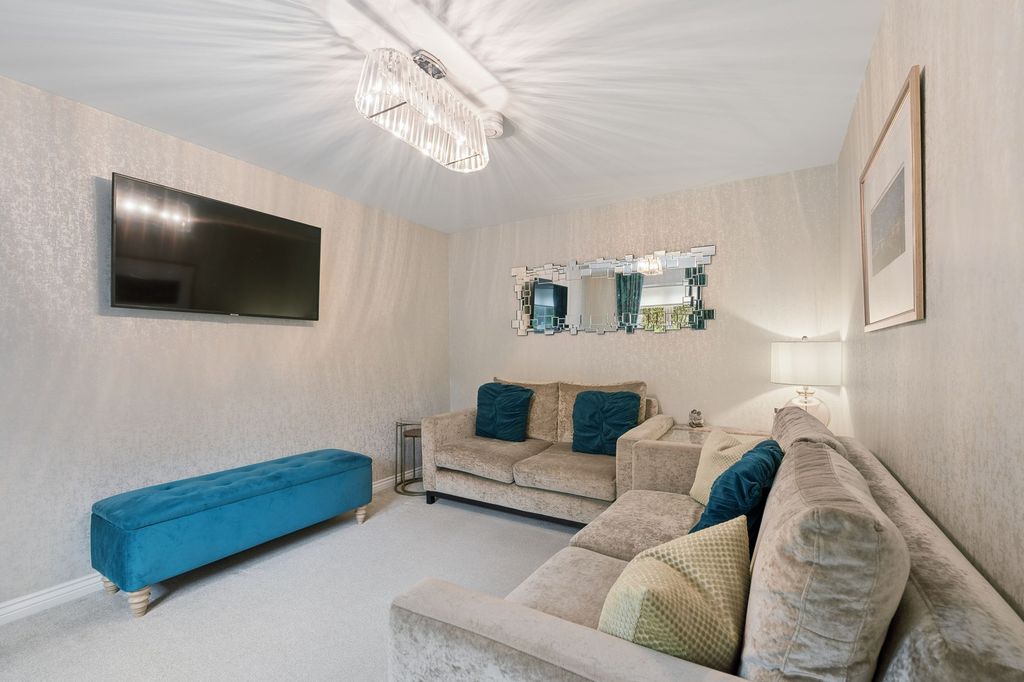 Property photo 3 of 34 Lounge