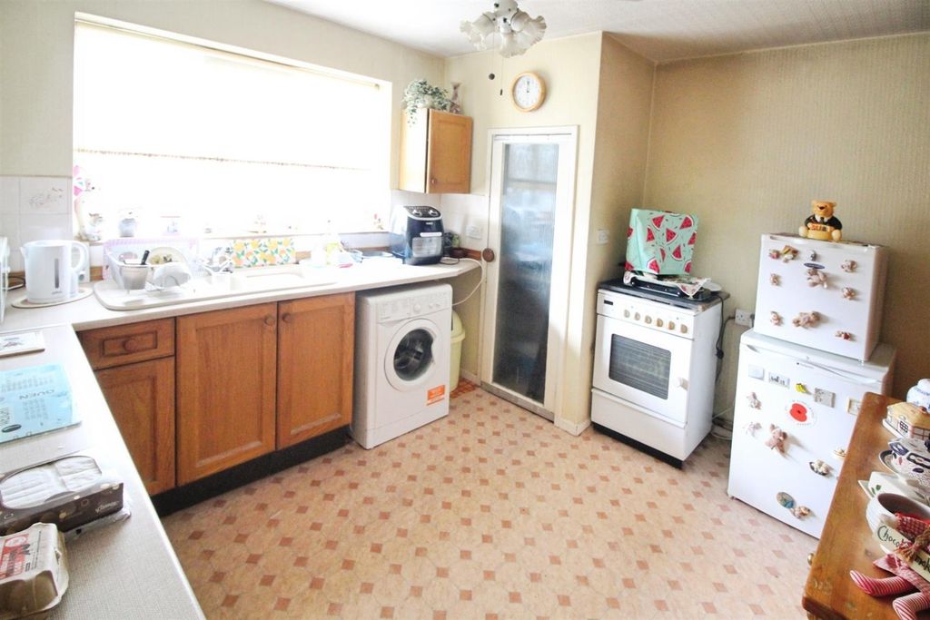 Property photo 2 of 9 Kitchen