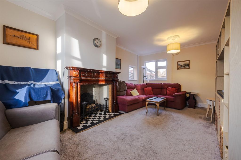 Property photo 3 of 25 Lounge