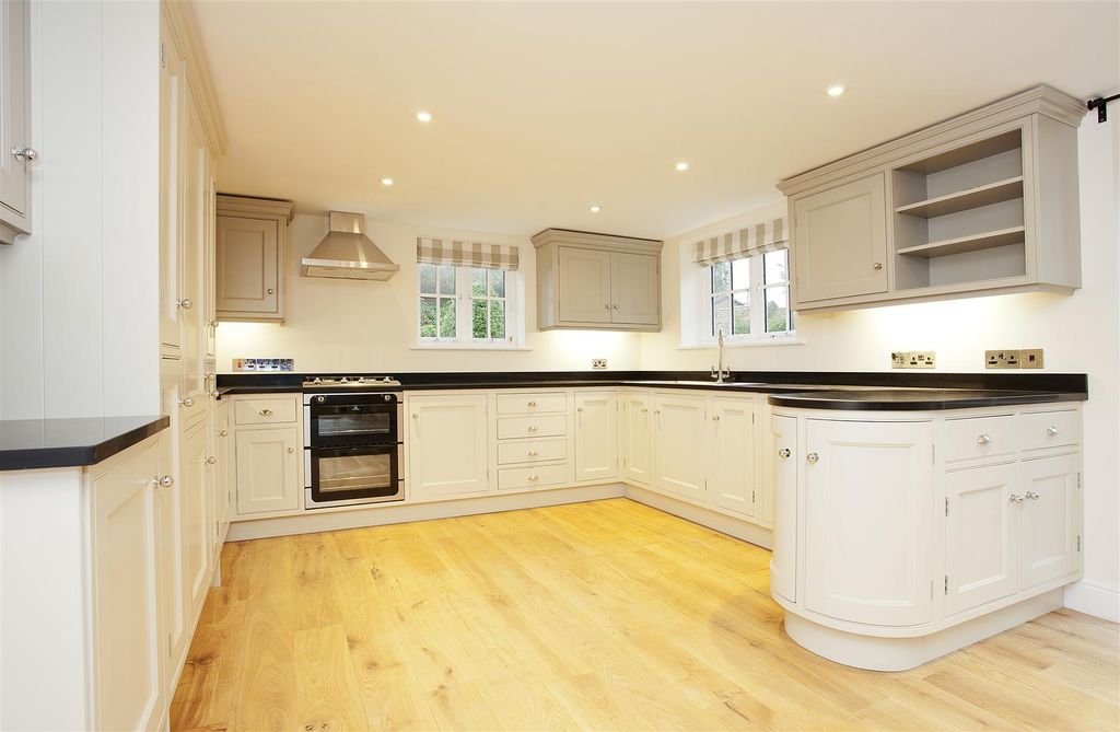 Property photo 2 of 11 8193645-Interior03-Max.Jpg