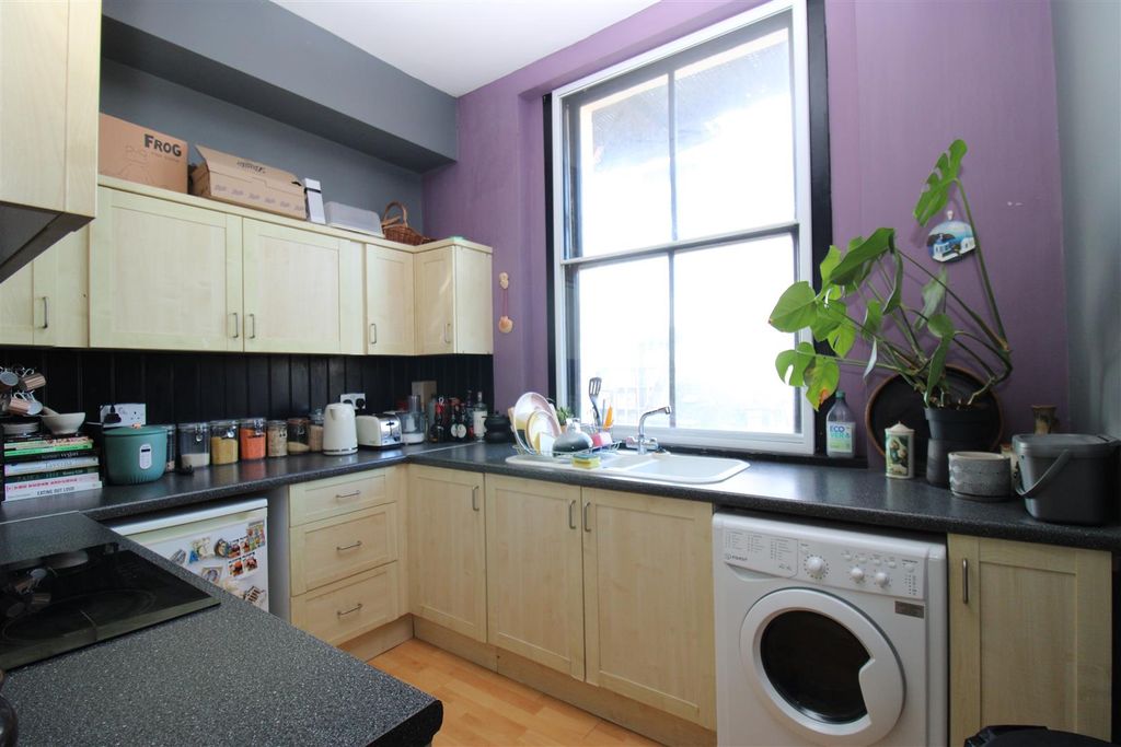 Property photo 3 of 7 Kitchen