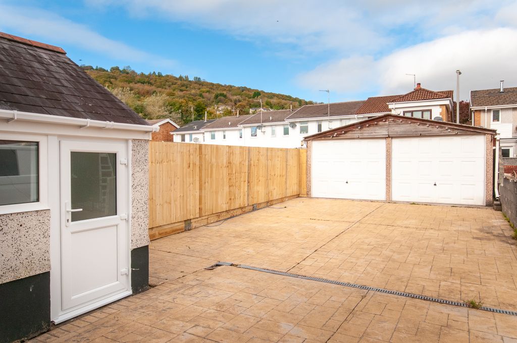 Property photo 3 of 16 Yard