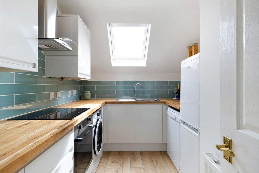 Property photo 3 of 11 Kitchen