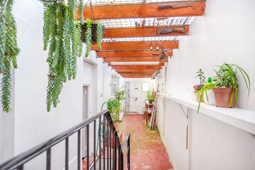 Property photo 2 of 28