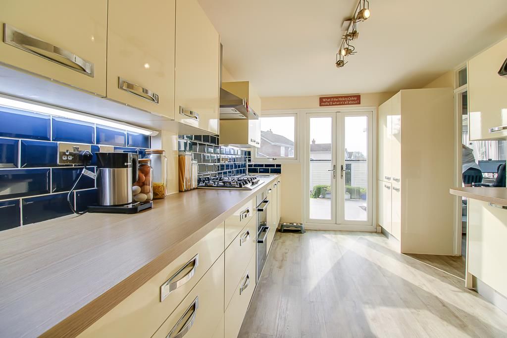 Property photo 3 of 31 Kitchen
