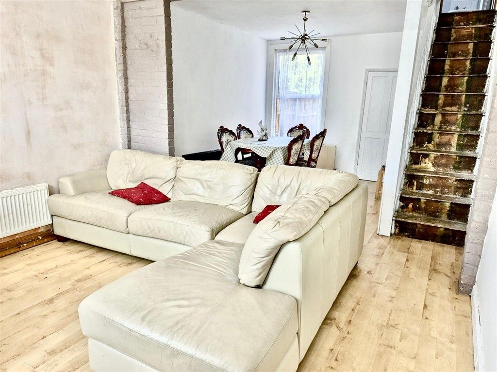 Property photo 3 of 9 Lounge 1