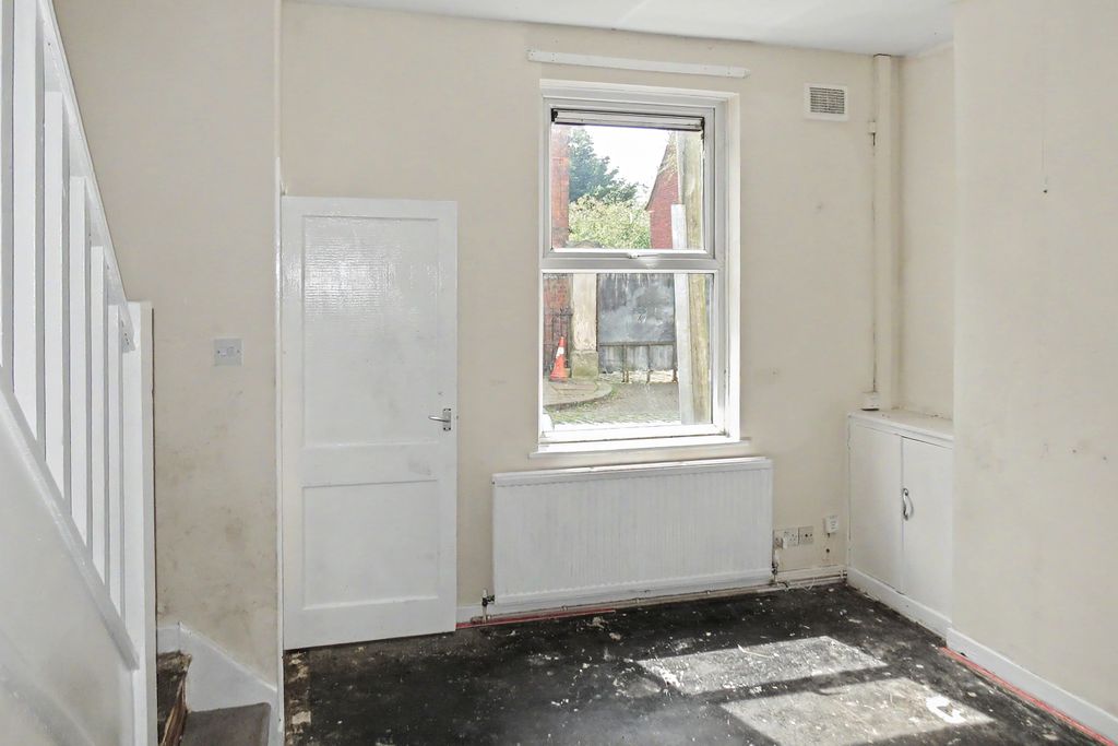 Property photo 2 of 15 82 Wellington Street, Preston, Lancashire, Pr1 8Tp