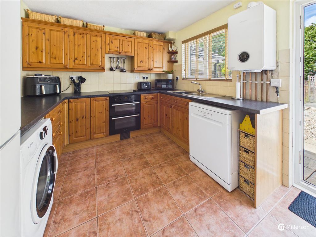 Property photo 3 of 17 Kitchen