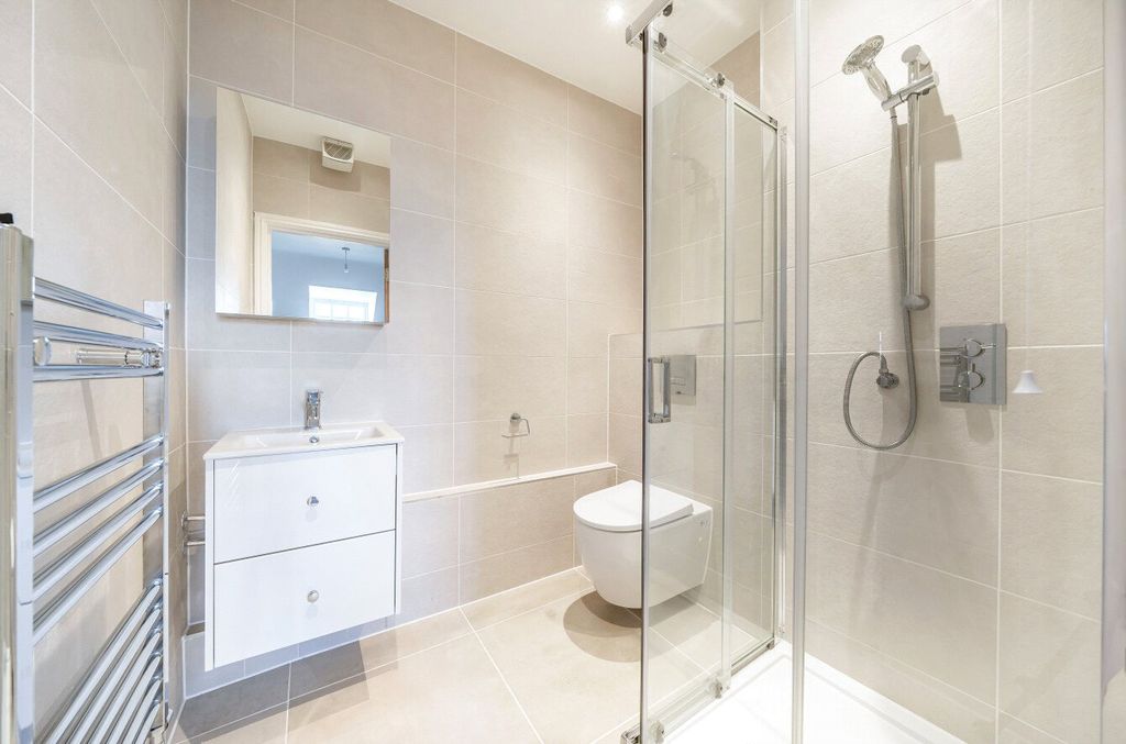 Property photo 2 of 10 En Suite