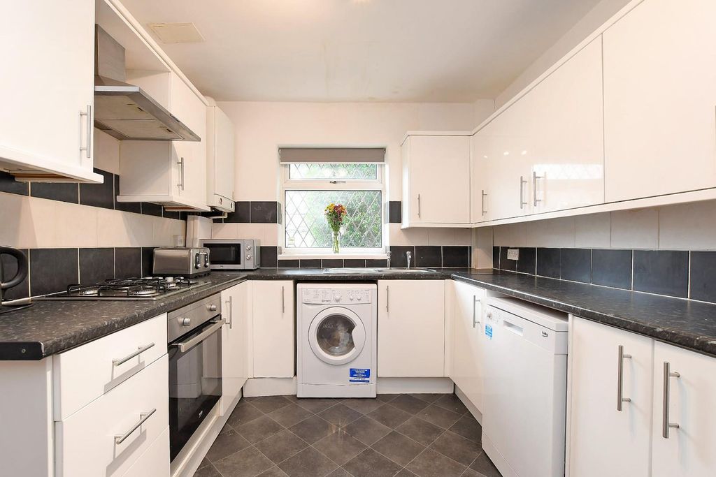 Property photo 1 of 7 Kitchen