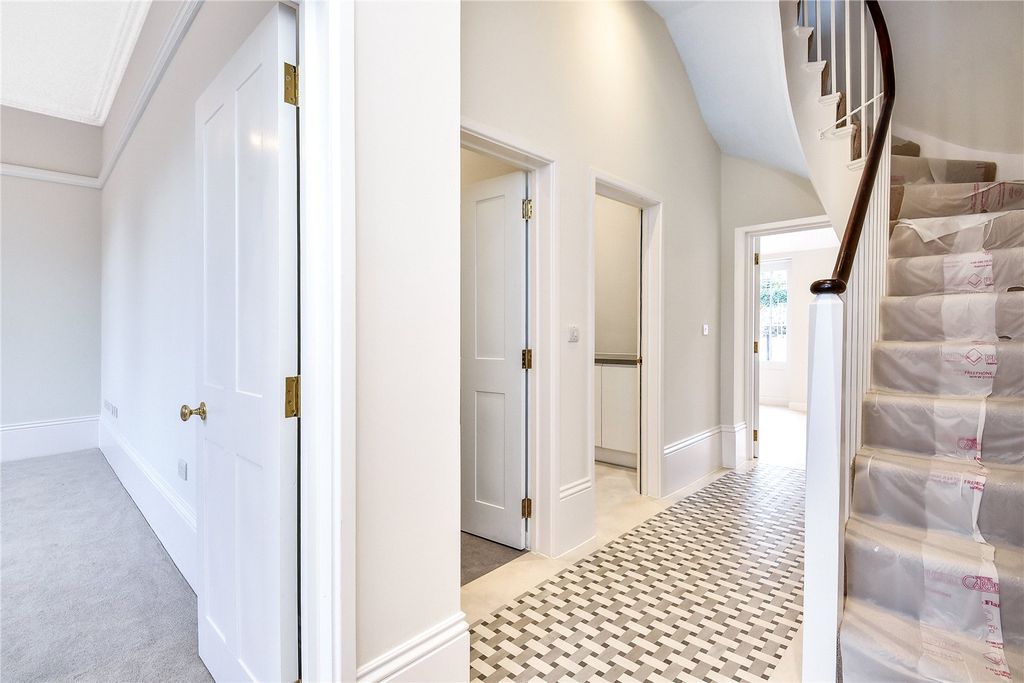 Property photo 3 of 7 Entrance Hall