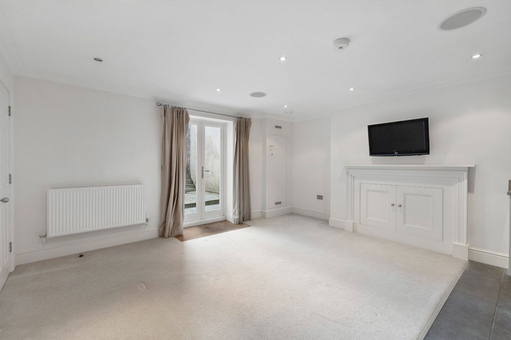 Property photo 3 of 13 Kitchen/Living