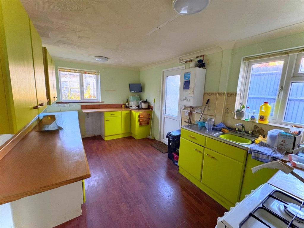 Property photo 3 of 15 Kitchen