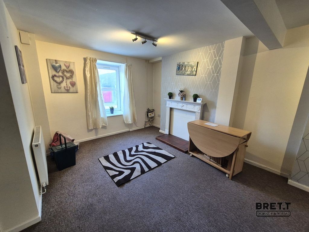 Property photo 2 of 9 Living Area