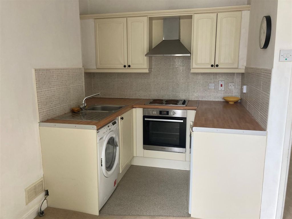 Property photo 2 of 9 100 Connaught Road - Kitchen.Jpg