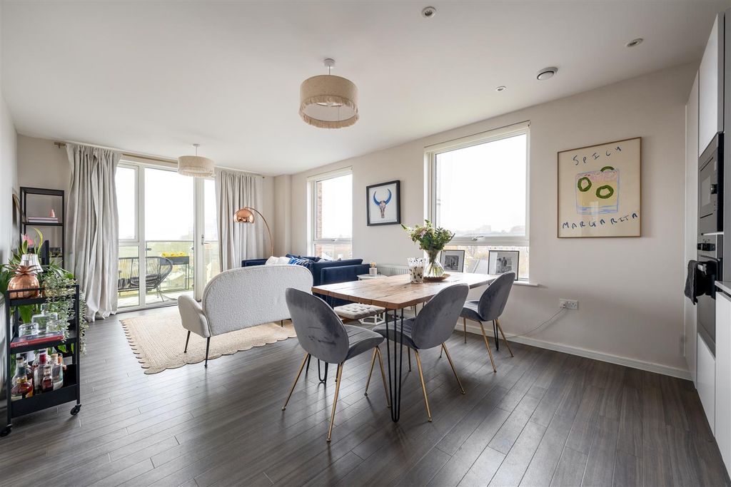 Property photo 2 of 22 Marlowe Road, E17