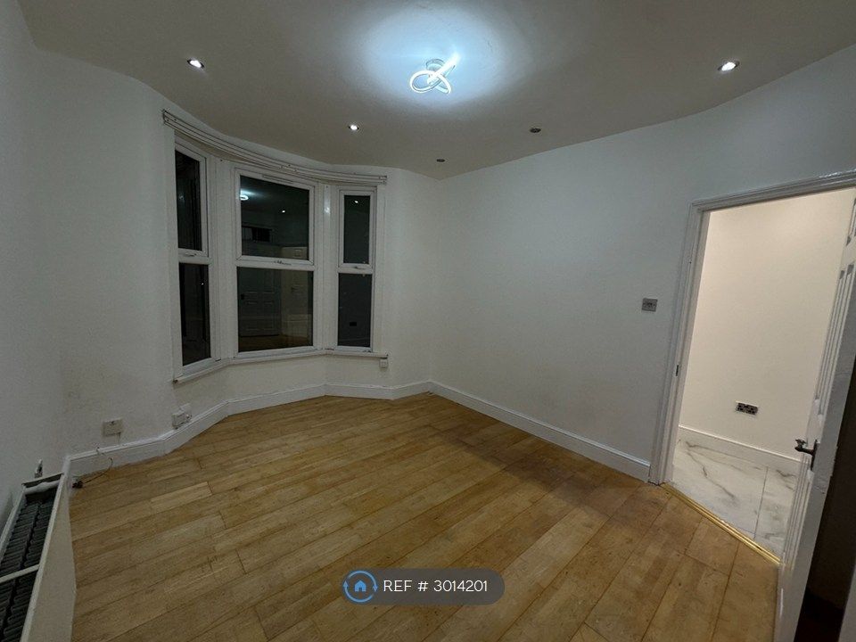 Property photo 3 of 26 Ground Floor Main Room 2