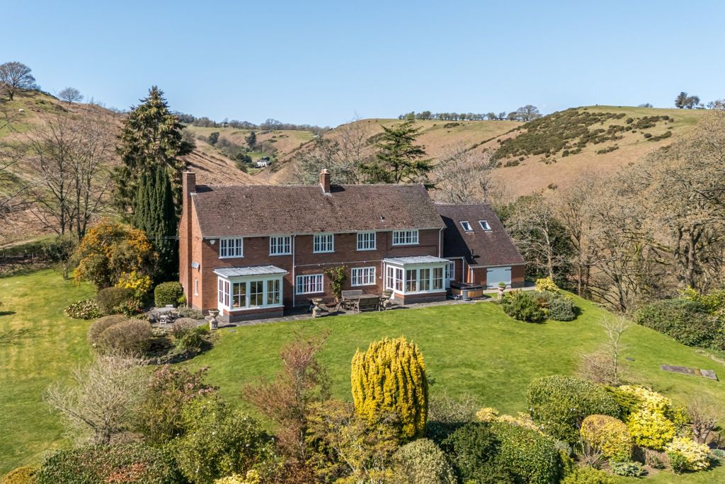 Property photo 3 of 40 The Oaks Back