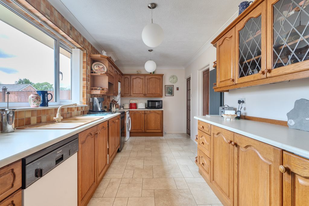 Property photo 3 of 27 Kitchen / Dining Room
