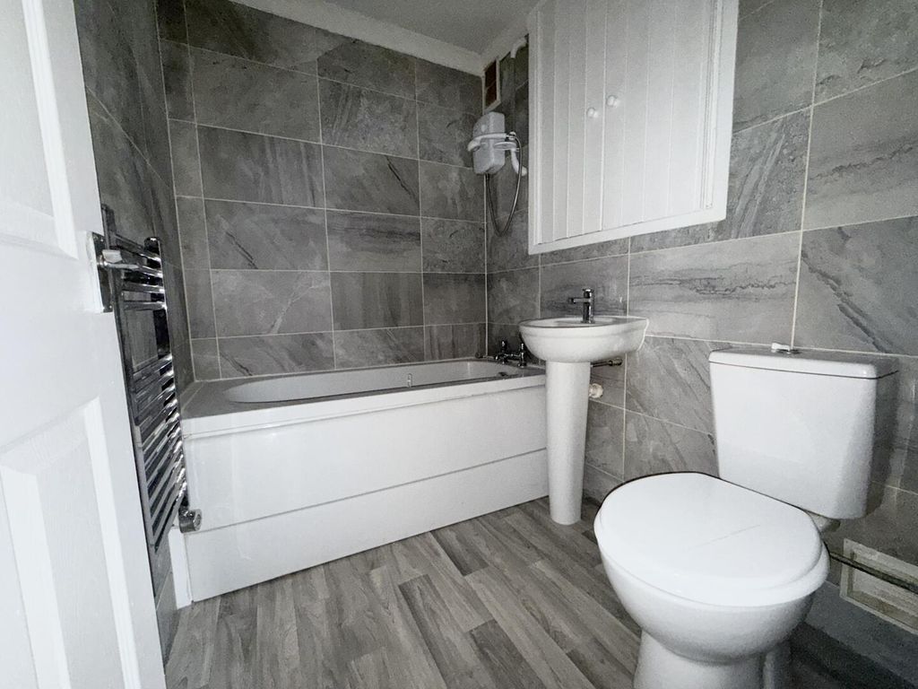 Property photo 3 of 7 Bathroom