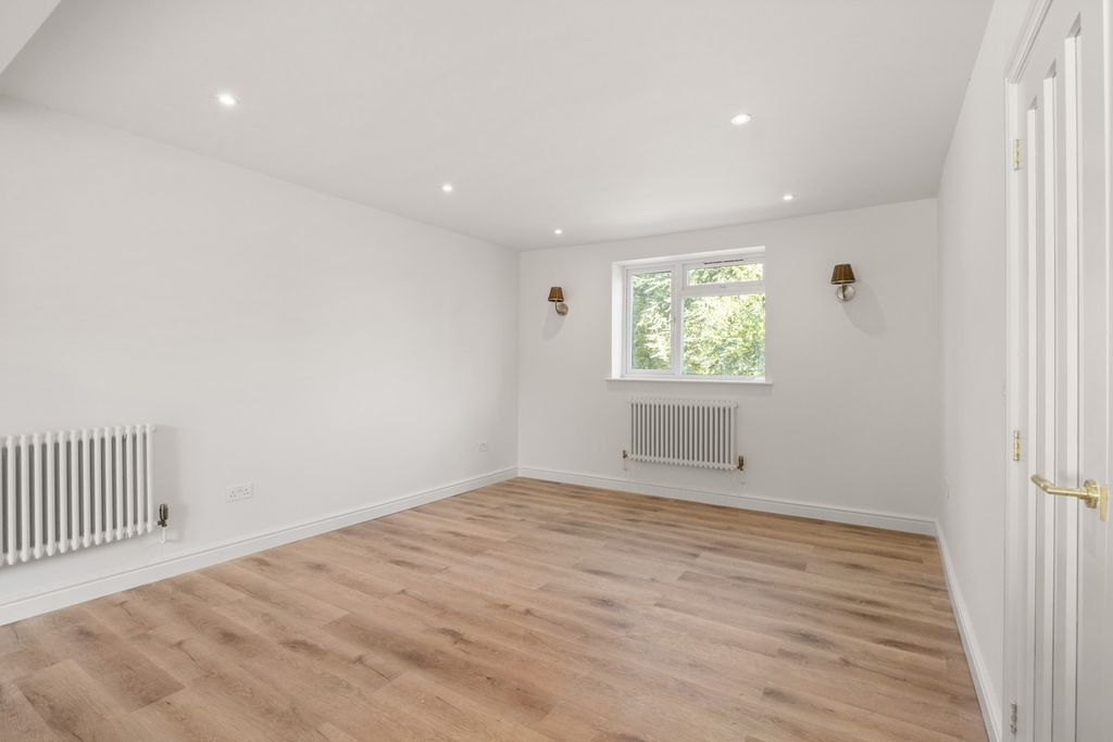 Property photo 3 of 44