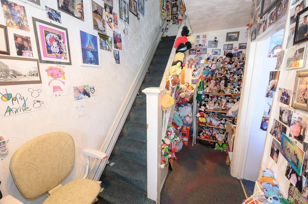 Property photo 3 of 19 Entrance Hall.Jpg