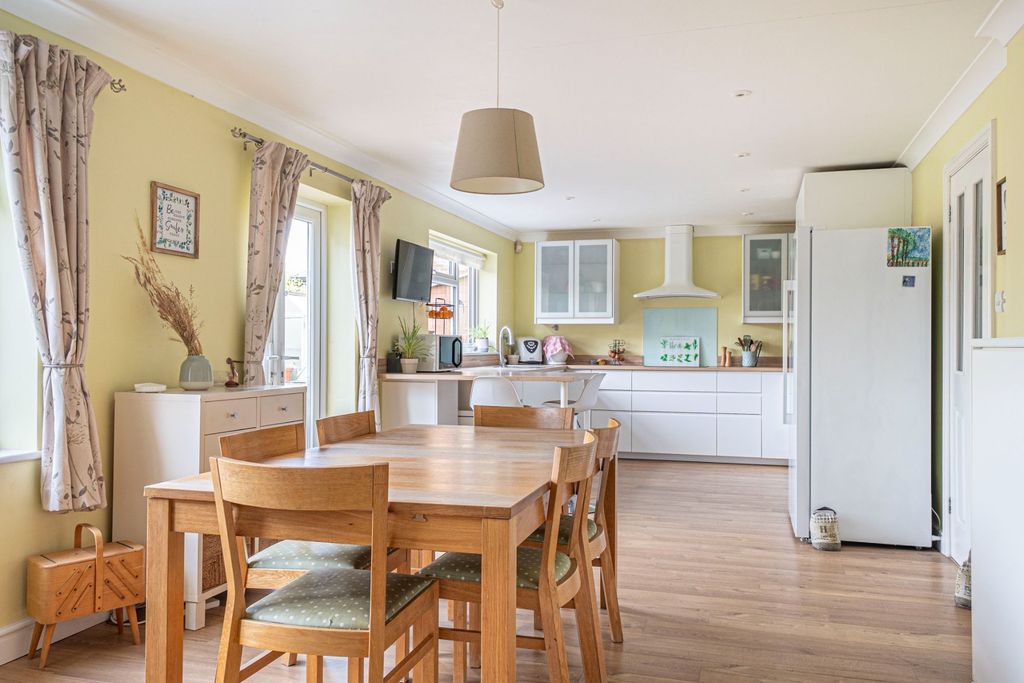 7 bed property for salePicket Piece, Andover SP11 photo 4