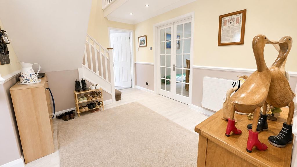 Property photo 3 of 37 Entrance Hall