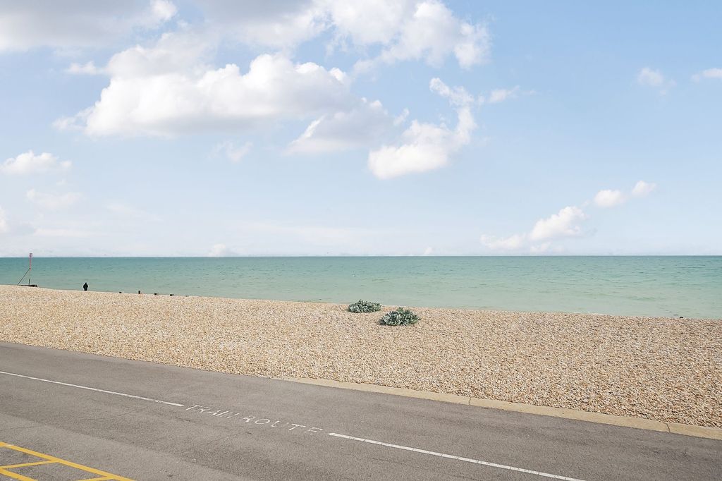 Property photo 2 of 13 Seafront