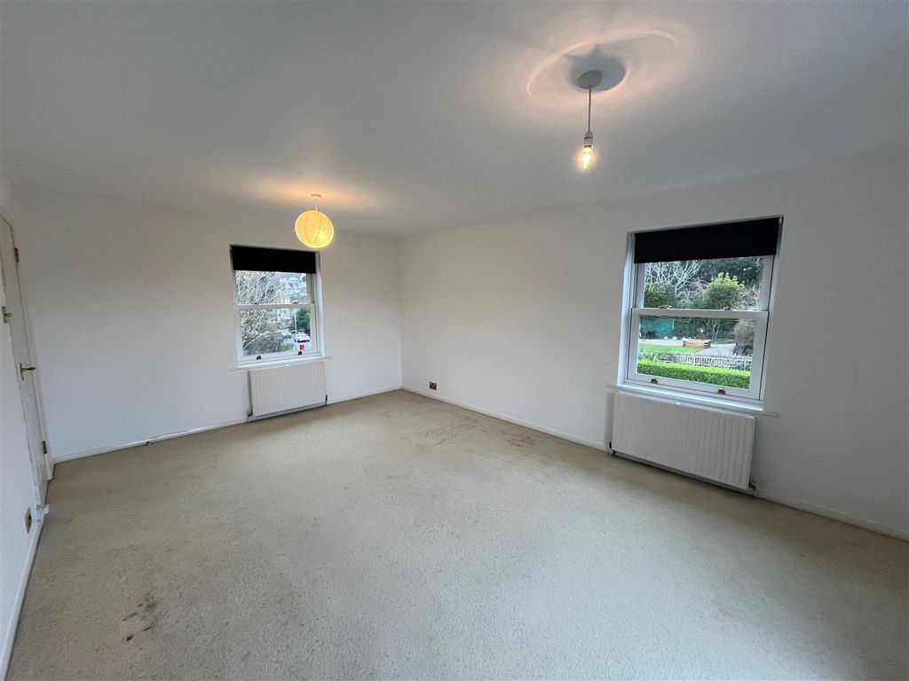 Property photo 3 of 12 Lounge / Diner