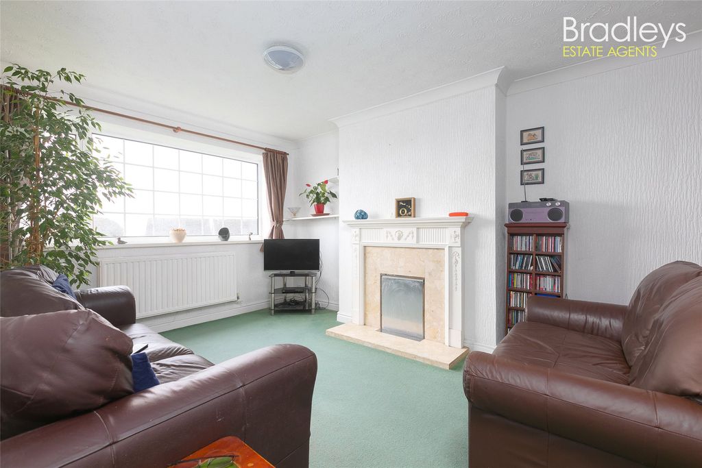 Property photo 3 of 18 Picture No. 06