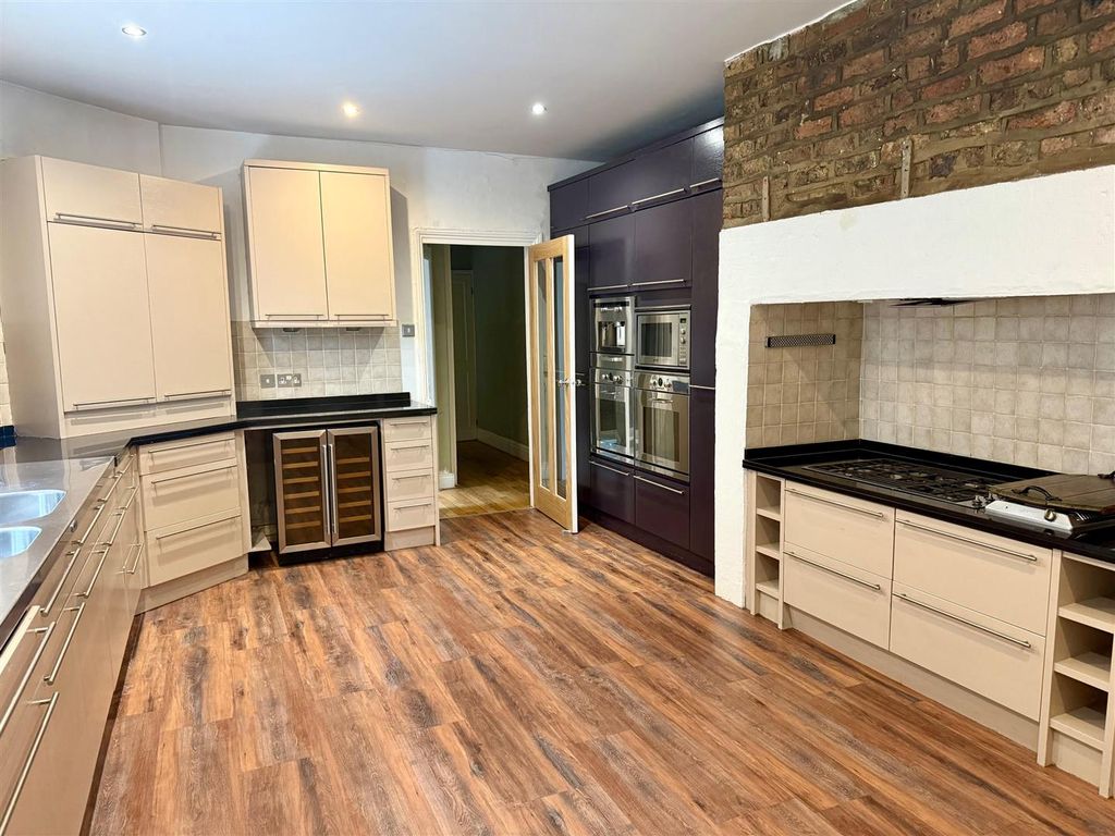 Property photo 3 of 10 Kitchen.Jpg