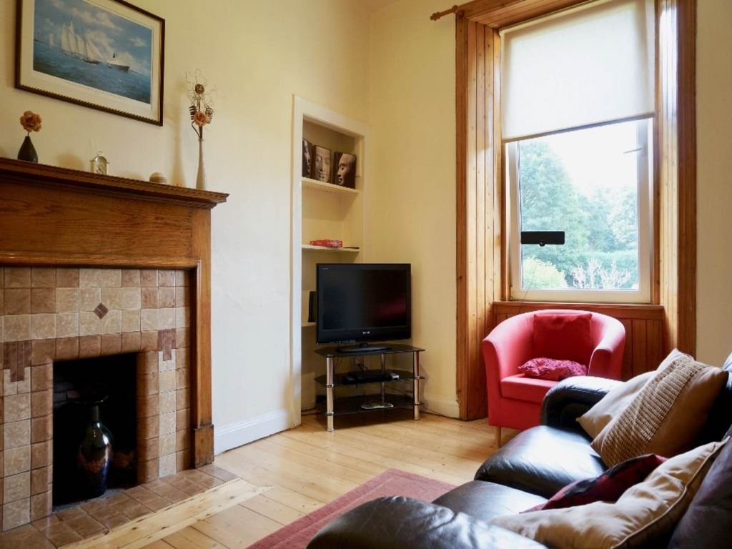 Property photo 2 of 13 Living Rom3