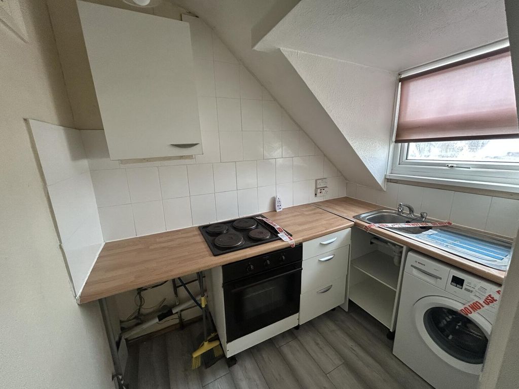 Property photo 3 of 6 Kitchen