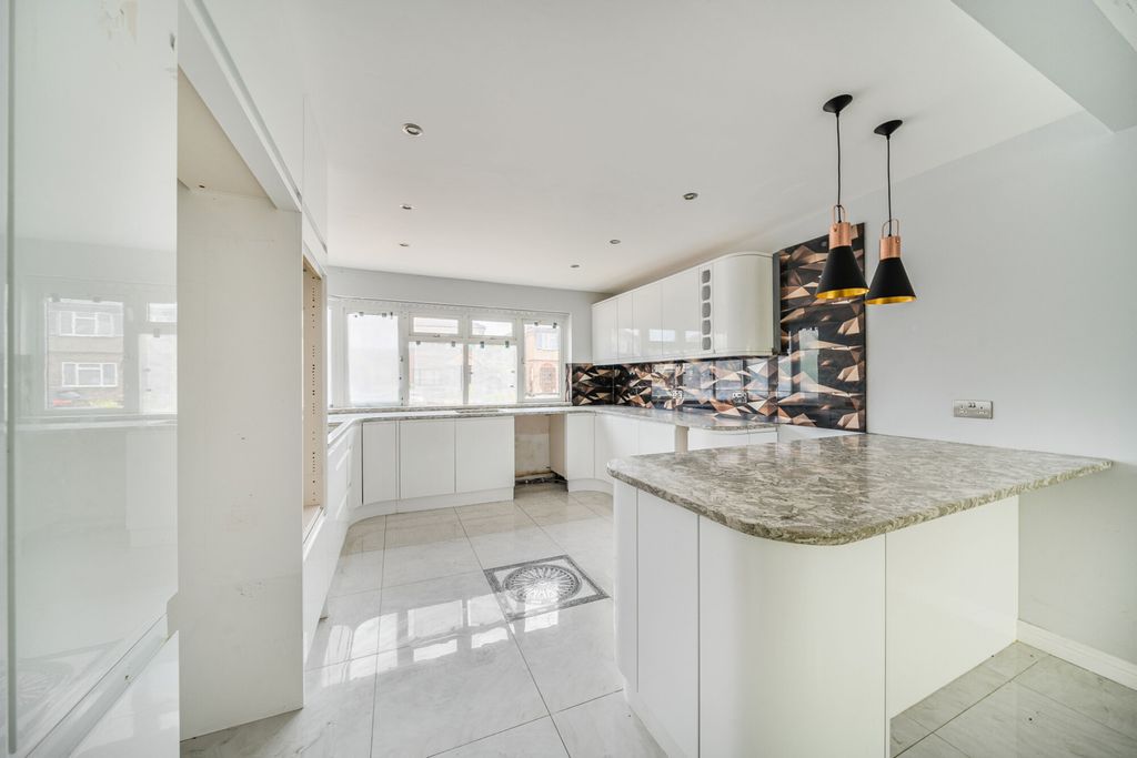 Property photo 2 of 26 1331761-3-688795c...